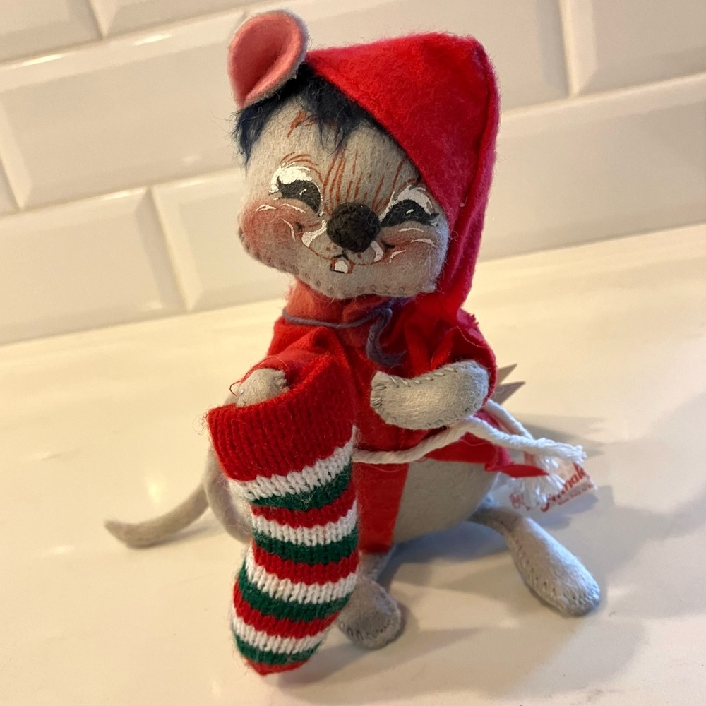 Vintage Annalee 7” Mouse with Stocking (item code #7714 produced in 1989)